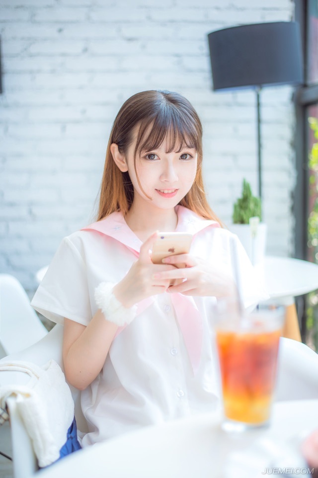 我以前可笨了，遇到女生都会脸红的，不过见到你之后，我竟然去学了满满的情话套路。